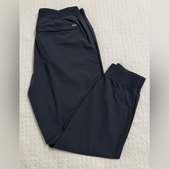 Vuori Men’s Meta Joggers in Charcoal Gray - Picture 3 of 4